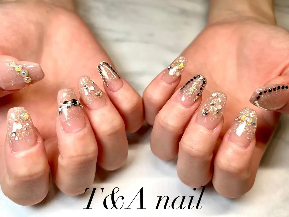ミディアム ネイル 成人式 長さ出し ジェルネイル ゴールド キラキラネイル T&A nailのネイルデザイン