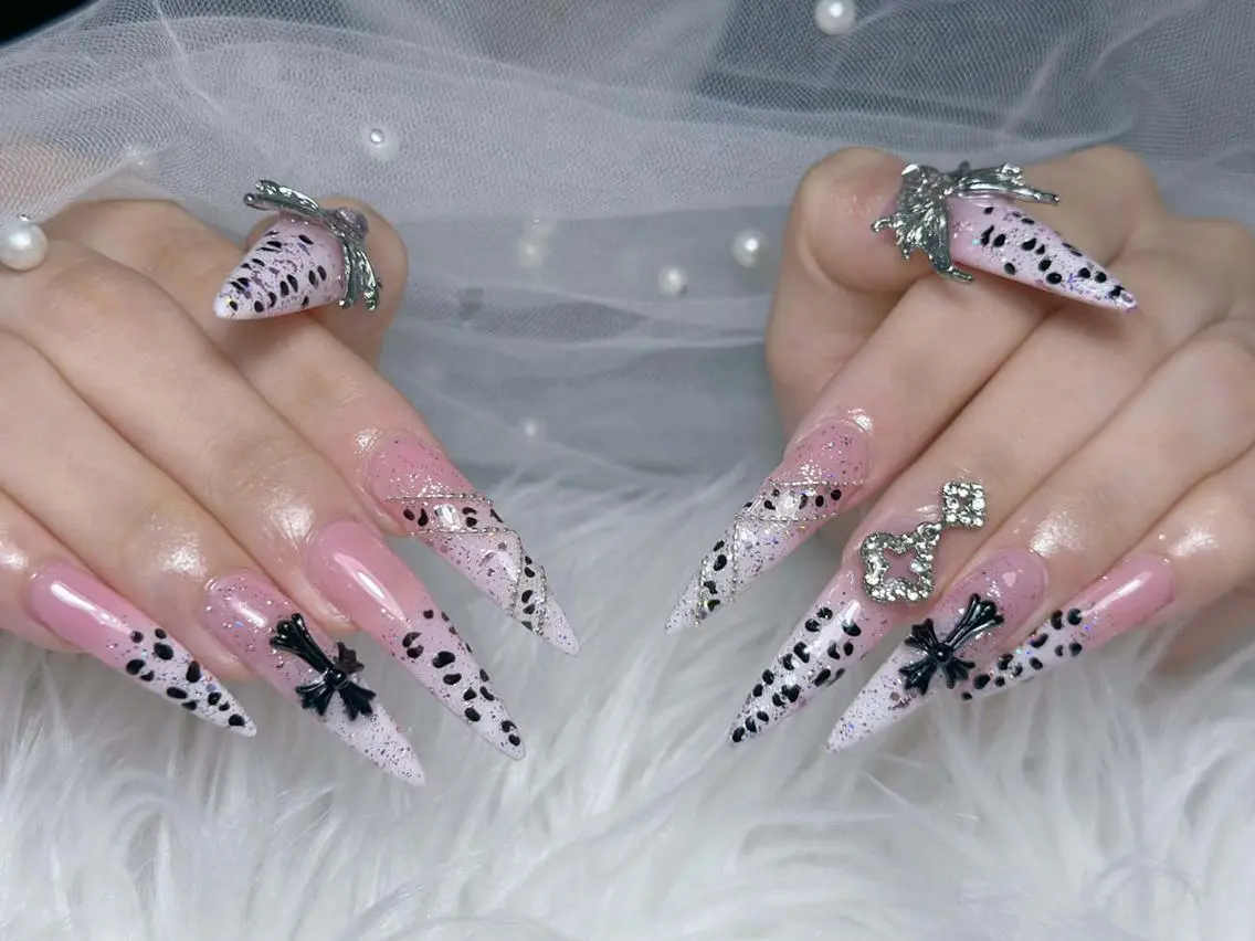 ロング カラー グラデーションカラー 韓国風ヘア ハンドネイル Bling Salonのネイルデザイン