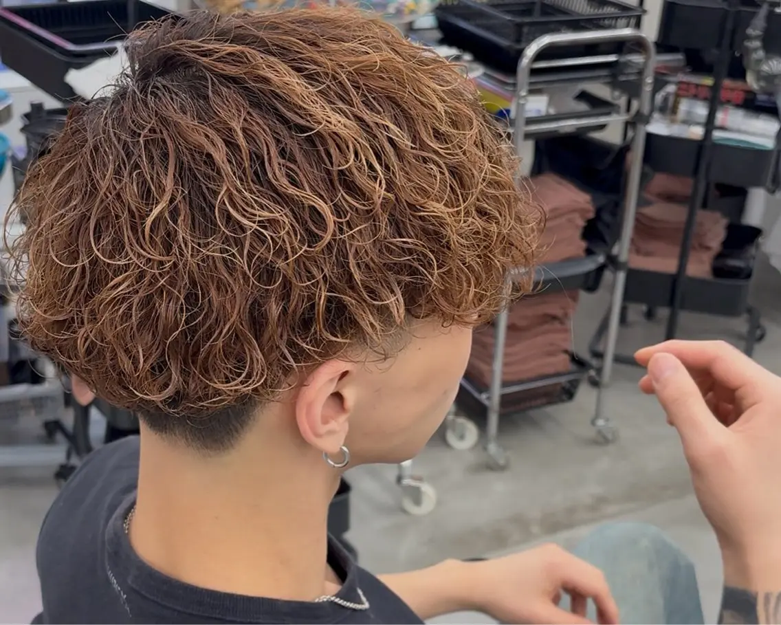 ショート カラー パーマ ヘアアレンジ メンズ メンズパーマ スペインカール 波巻きパーマ 外国人風カラー 柊斗 /横浜パーマのヘアスタイル