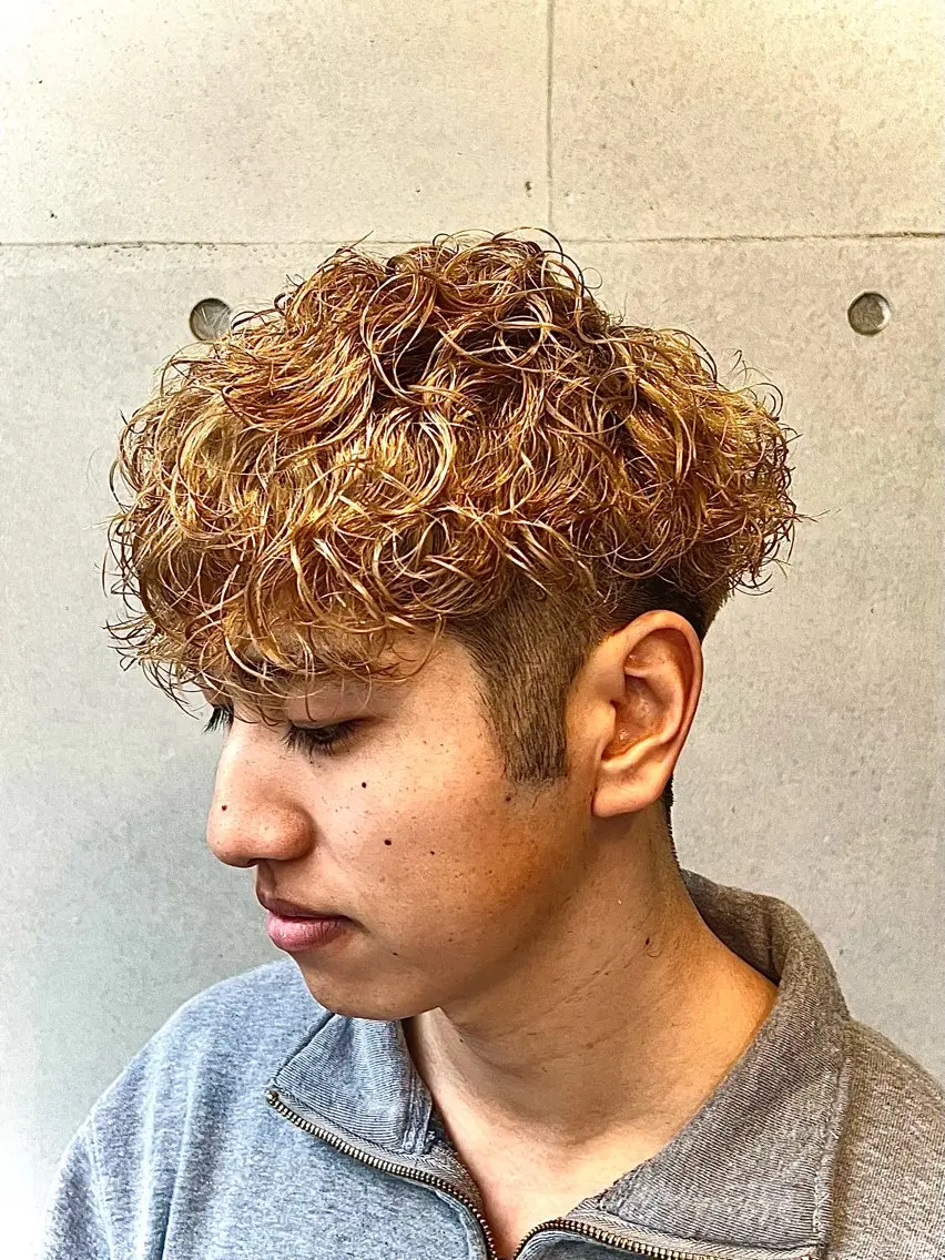 ショート パーマ メンズ メンズブリーチ メンズパーマ スペインカール カット パーマ 湘南のパーマ職人 🔥清水琉葵🔥のヘアスタイル