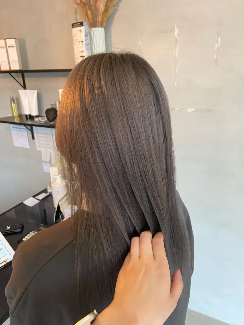 ロング カラー グレージュ ヘアカラー 安住 日花のヘアスタイル