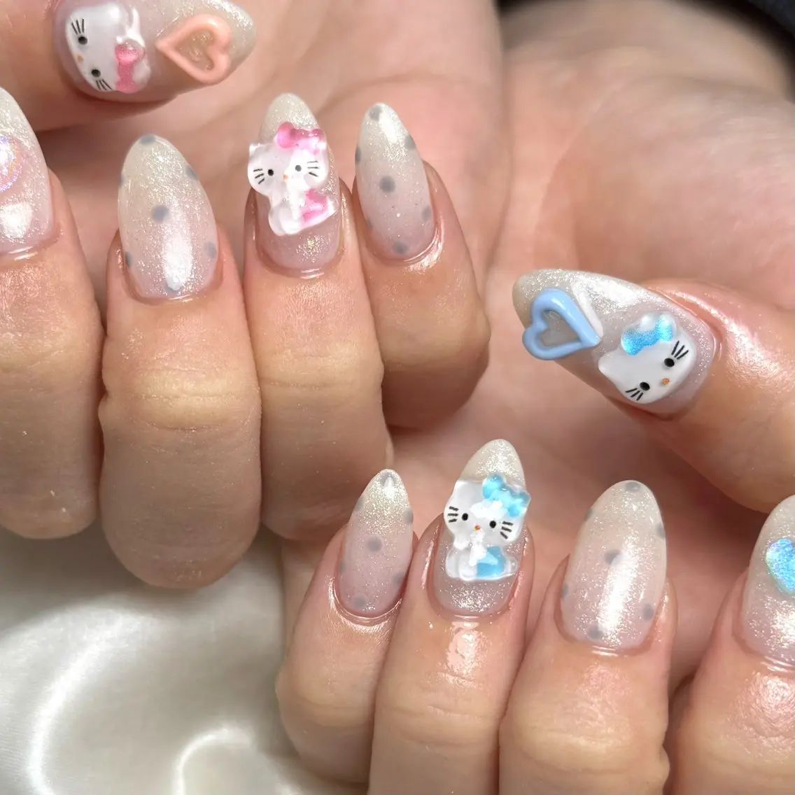 ネイル ドット ガーリー キラキラネイル Ray nail natsu🎀のネイルデザイン