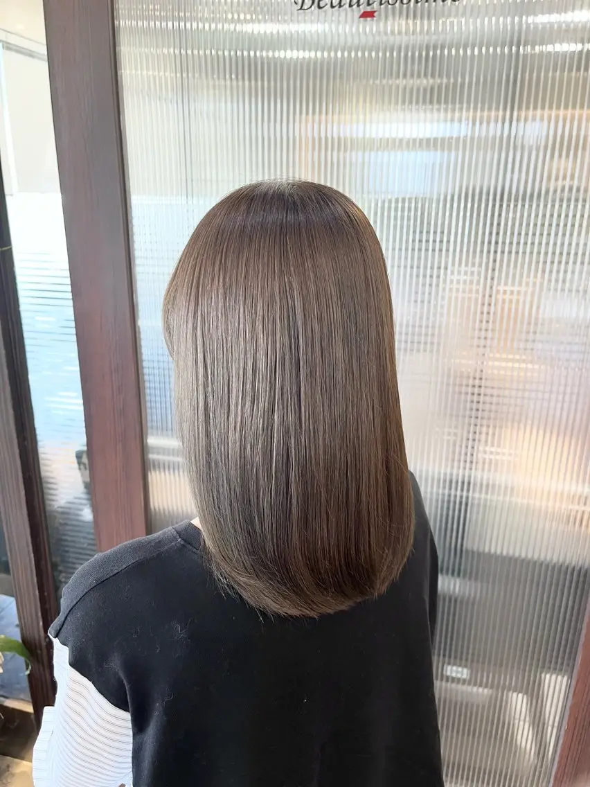 セミロング カラー アッシュ アッシュグレー カット ヘアカラー 常盤 保奈美のヘアスタイル