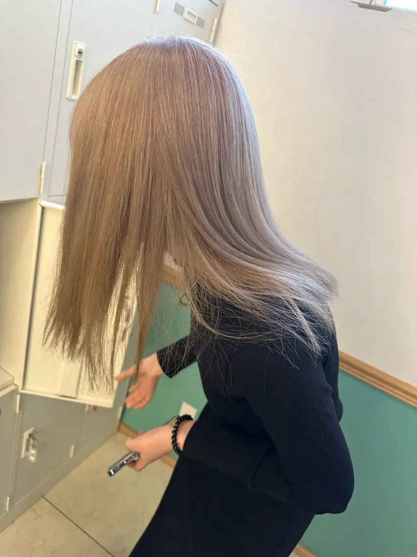 セミロング 透明感ブリーチ ハイトーンウエダのヘアスタイル