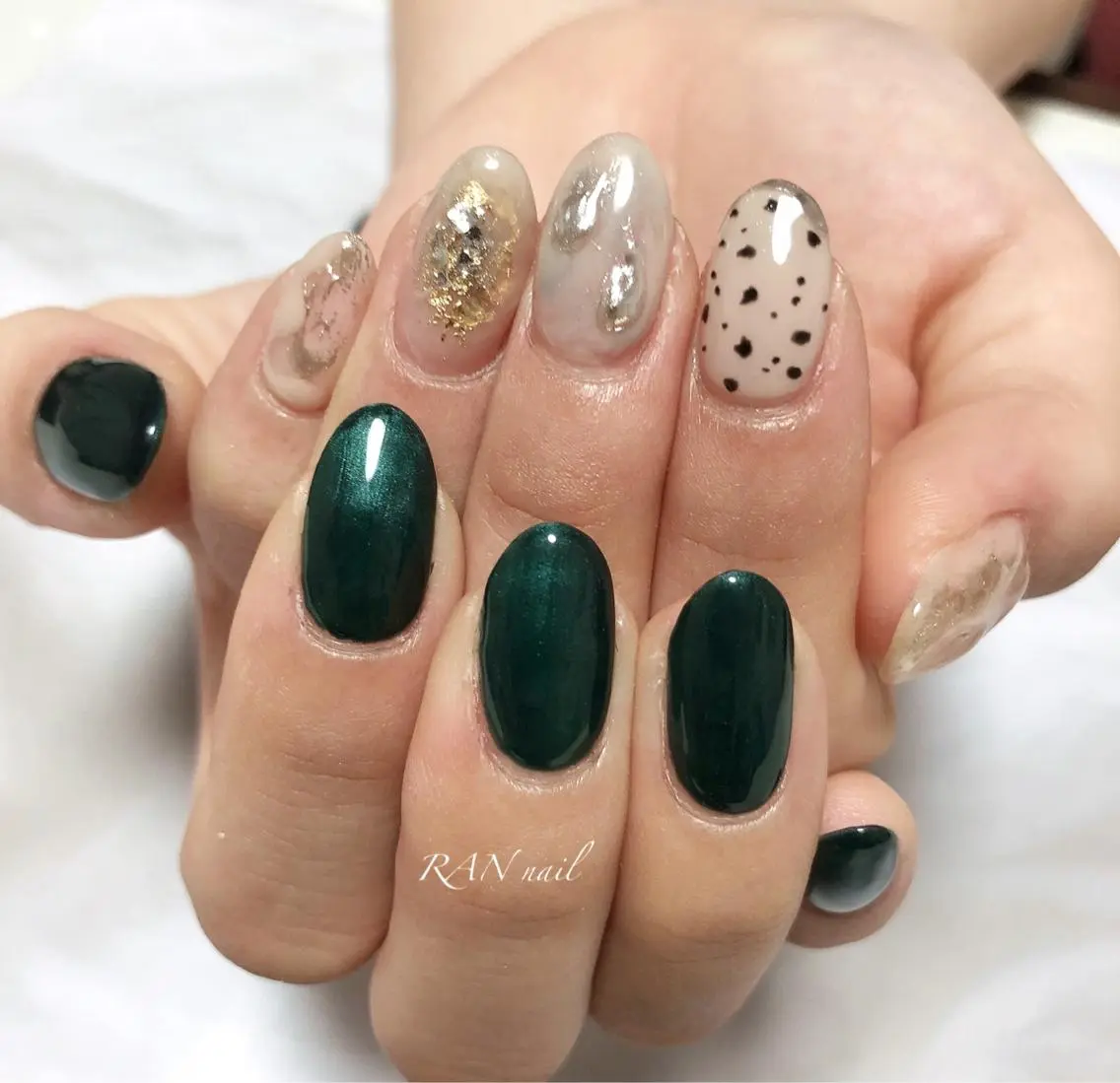 ネイル フットネイル ゴールド グリーン ニュアンスネイル オフィスネイル ハンドネイル フットネイル RAN nailのネイルデザイン