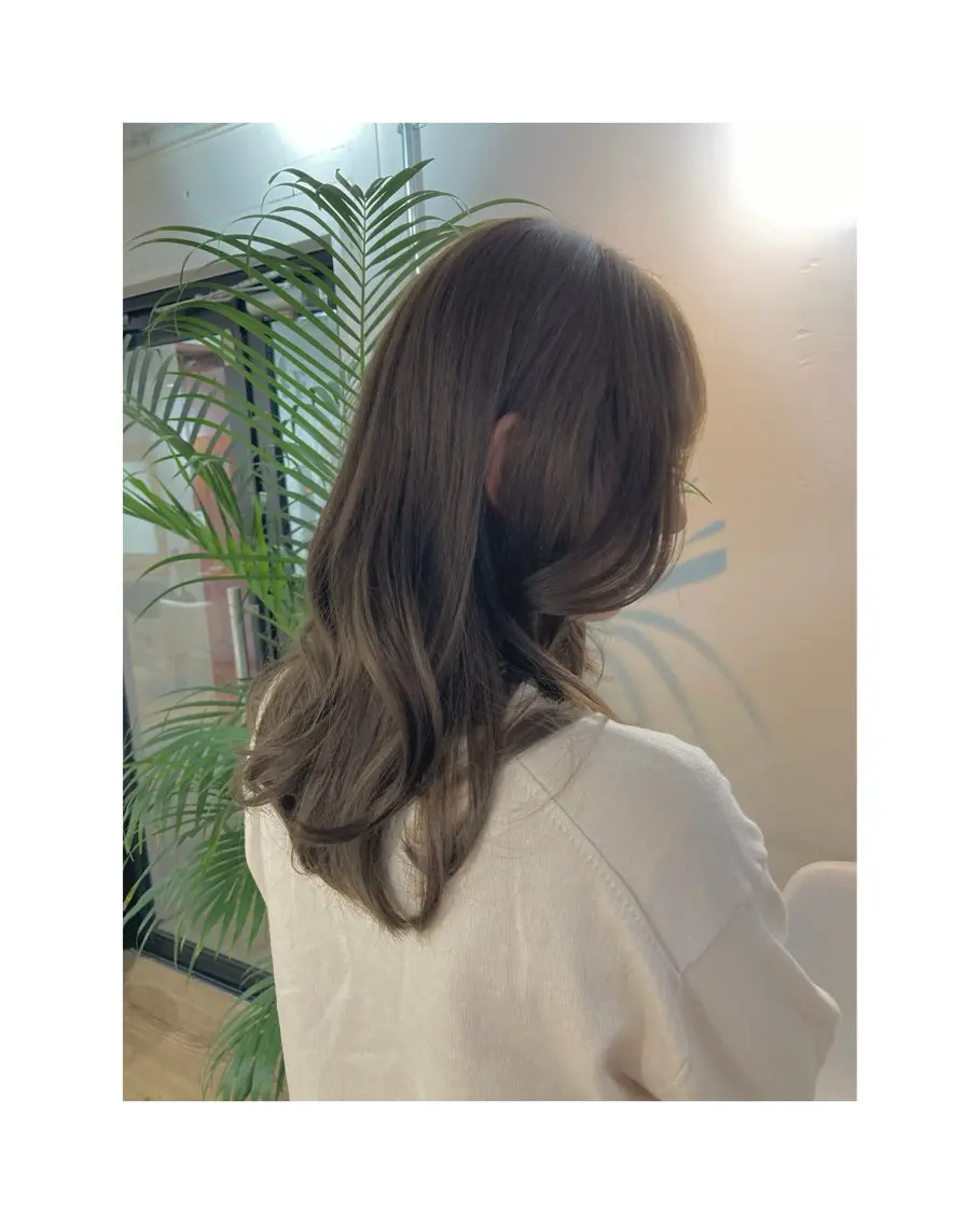 ロング ヘアカラー Jura／ レイヤーカットのヘアスタイル