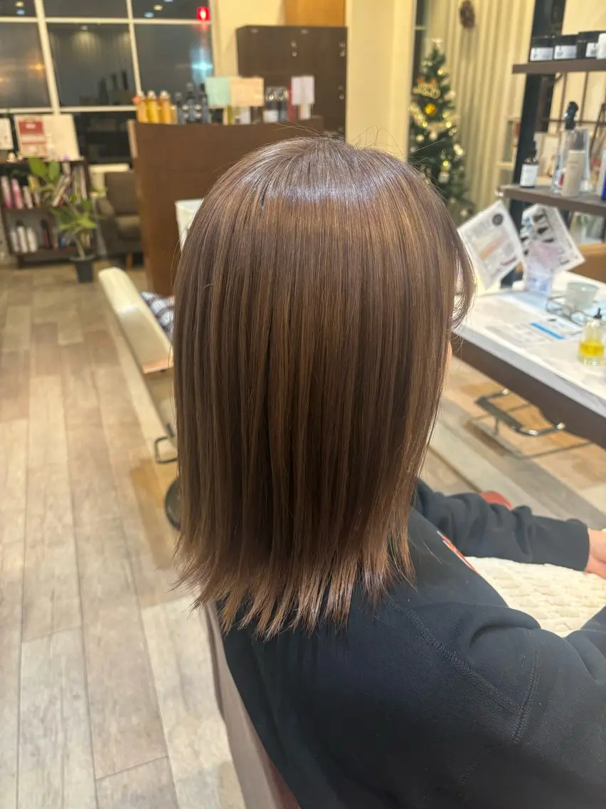 ミディアム カラー ベージュカラー ブリーチ ミルクティーベージュ 佐藤 優衣のヘアスタイル