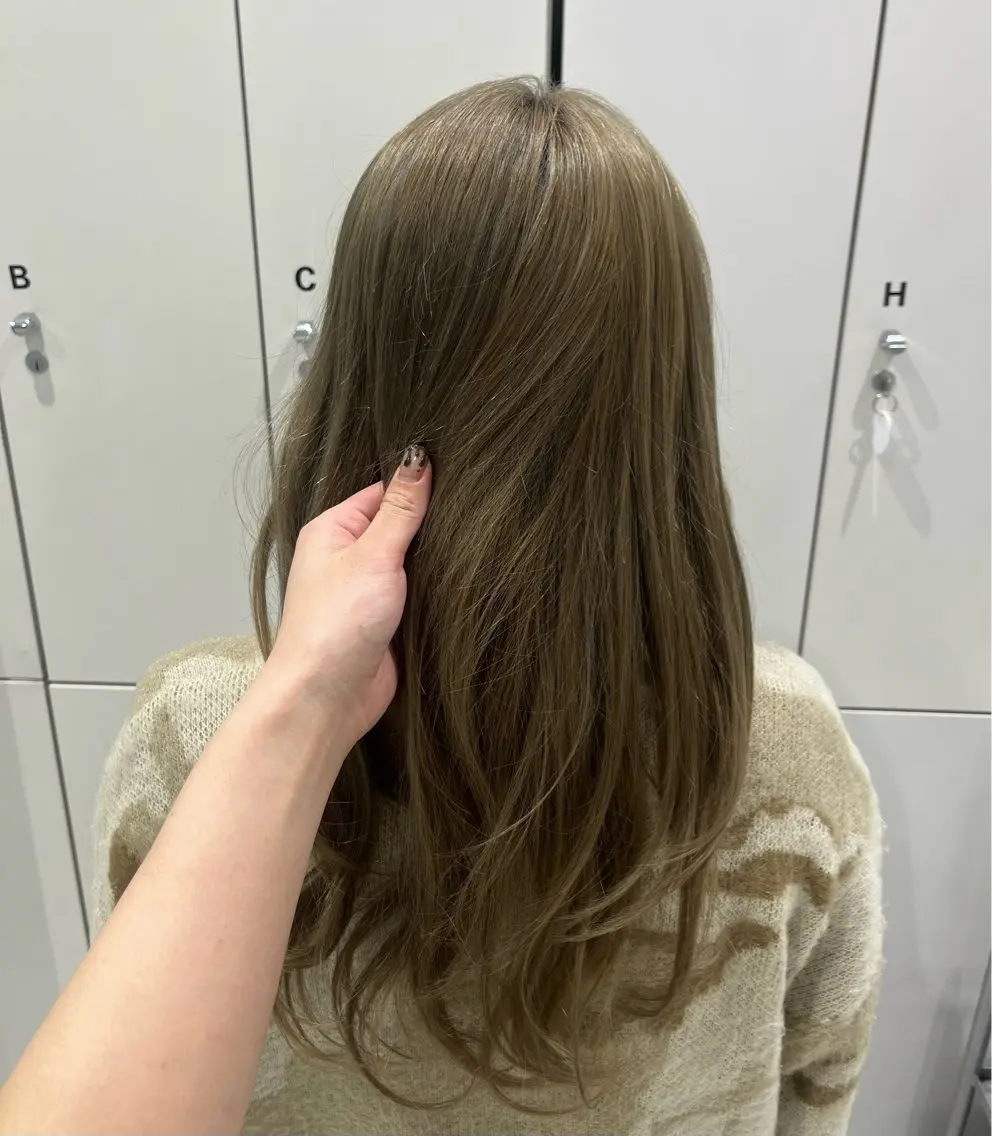 ロング カラー ベージュカラー 透明感カラー ハイトーンカラー オリーブベージュ 顔周りカット／透明感 カラー／Kurumeのヘアスタイル