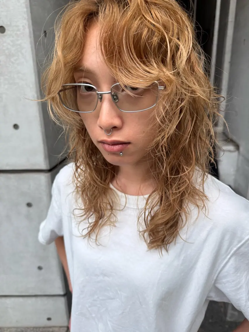 セミロング ラベンダーブラウン ハッシュカット かきあげバング レイヤーカット シャギー カット パーマ レイヤーカット\ウル フ　chinatsuのヘアスタイル