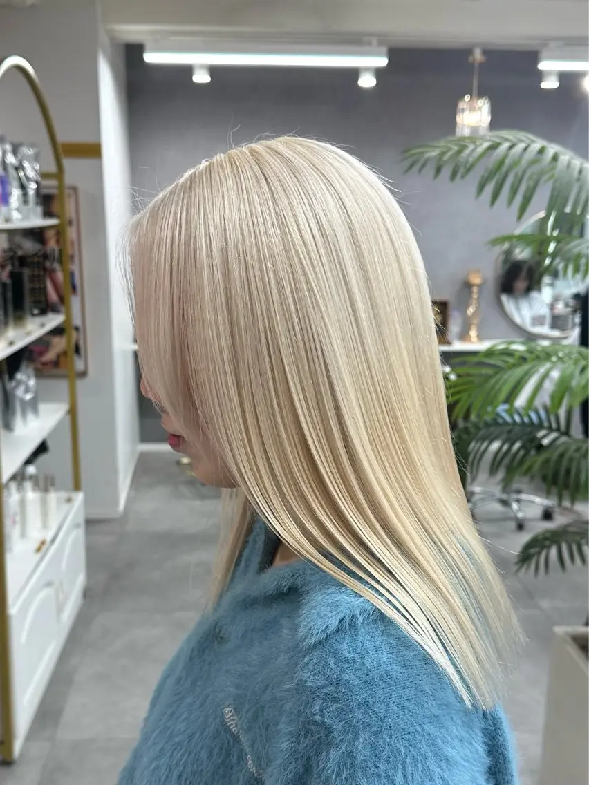 セミロング 韓国風 白髪ぼかし NAOTOのヘアスタイル