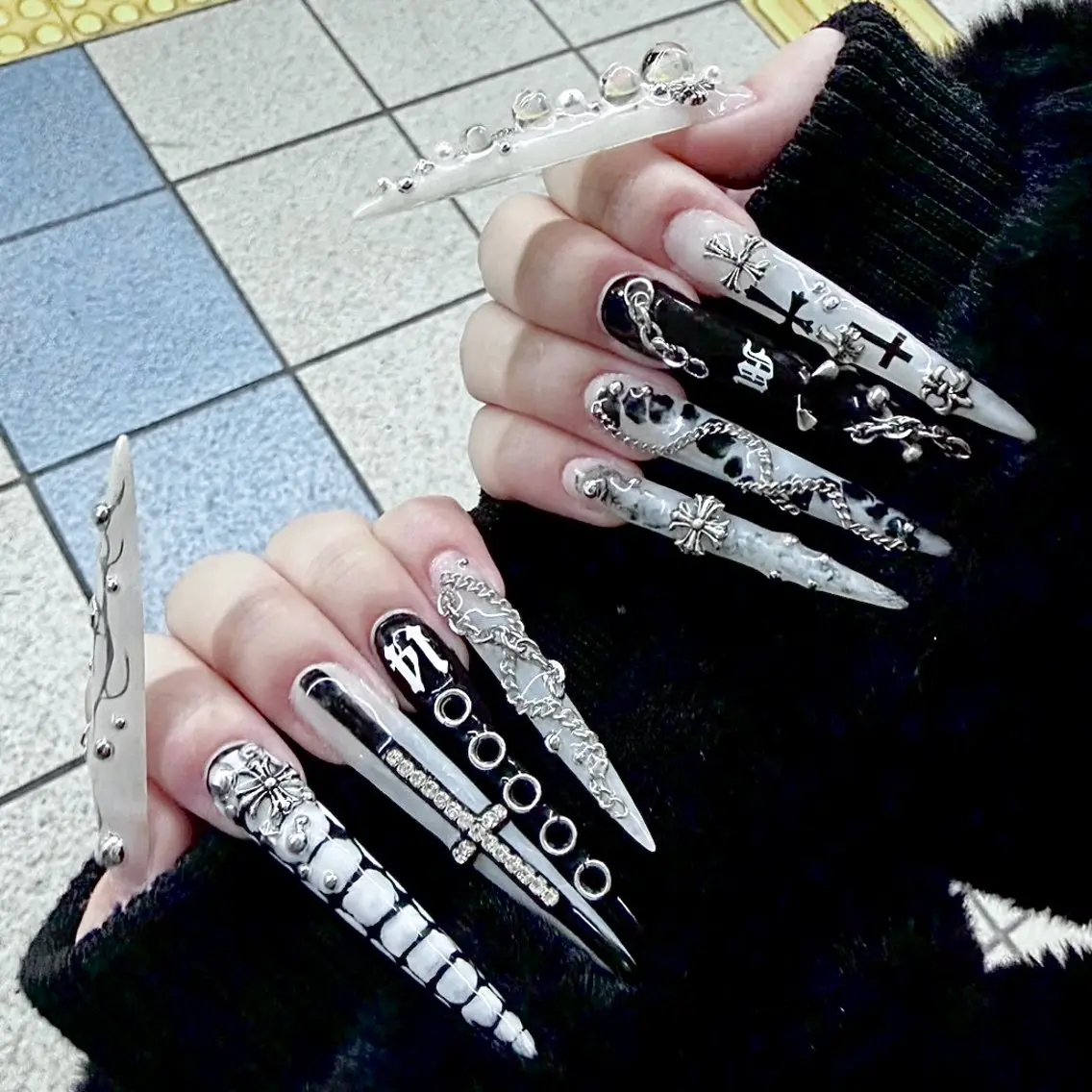 ネイル AIKO🐈⬛⭐︎ 大阪/y2k/個性派のネイルデザイン