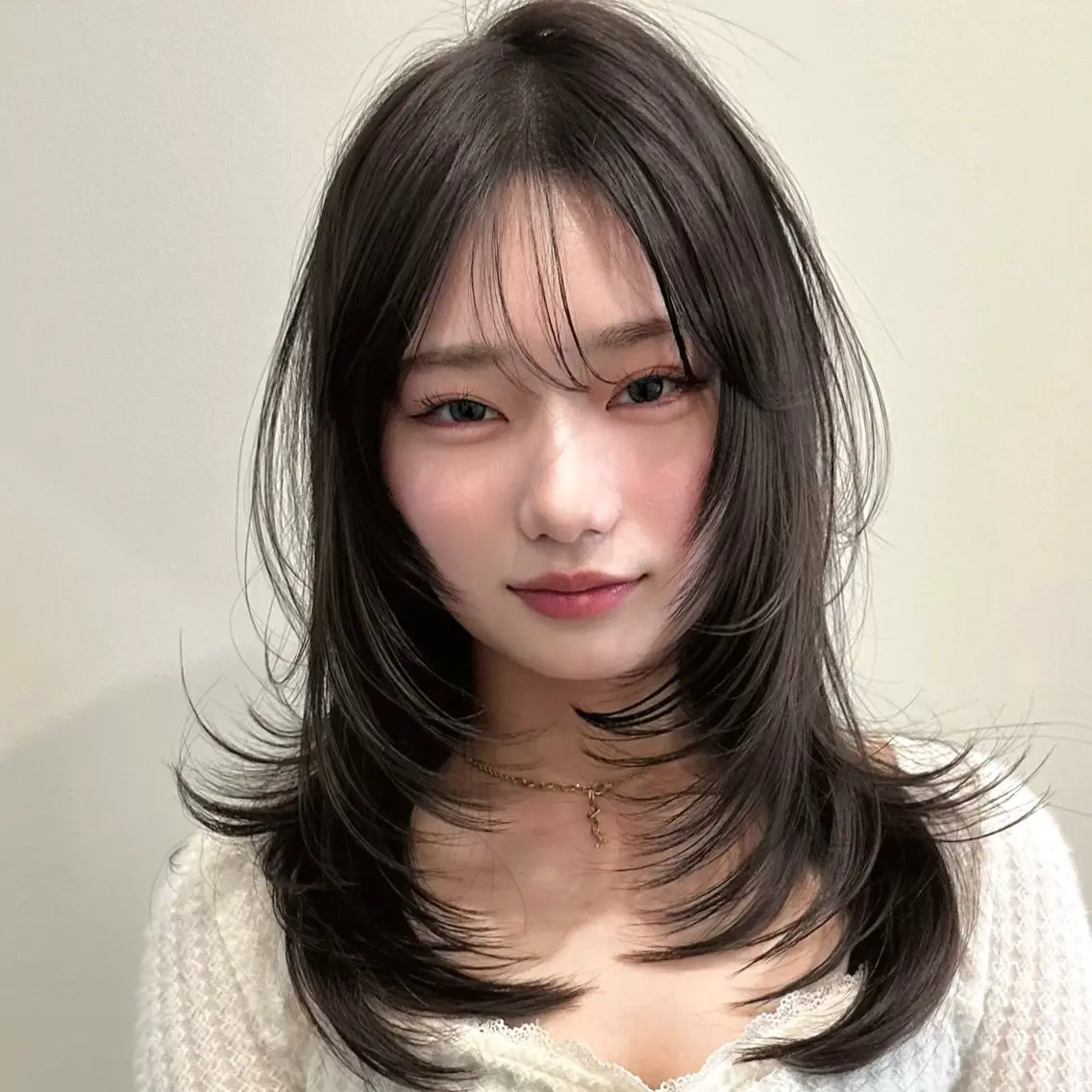 ミディアム カット ヘアカラー トリートメント 🌹ハッシュカット、 レイヤー韓国ヘア🌹のヘアスタイル
