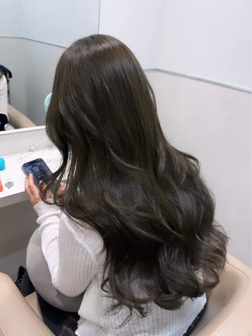 ロング カラー ベージュカラー ミント ミントベージュ ヘアカラー トリートメント ラベンダー💜グレー 🩶ミント💚のヘアスタイル