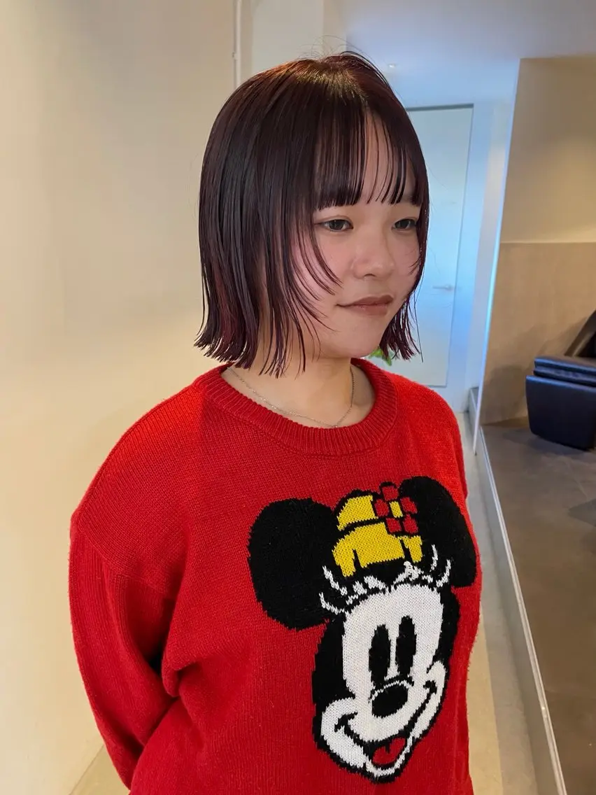 ショート カラー ボブレイヤー ボルドーカラー レッドカラー ボブ 顔まわりレイヤー カット ヘアカラー トリートメント MIU/ルーツカラー 顔まわりレイヤーのヘアスタイル