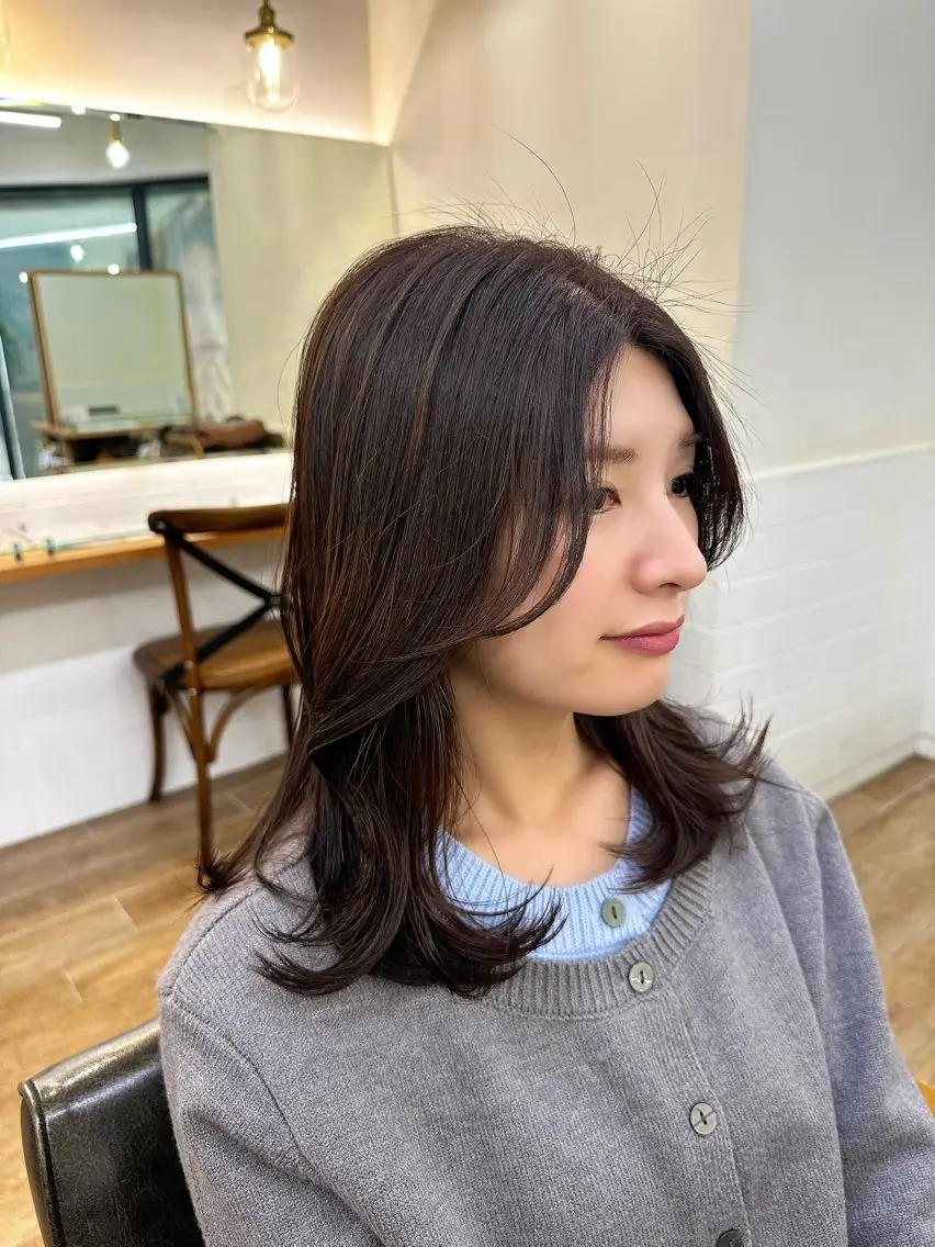 ミディアム カラー パーマ ヘアアレンジ メンズ キッズ カット ヘアカラー レイヤーカット／ 巻ける縮毛矯正のヘアスタイル