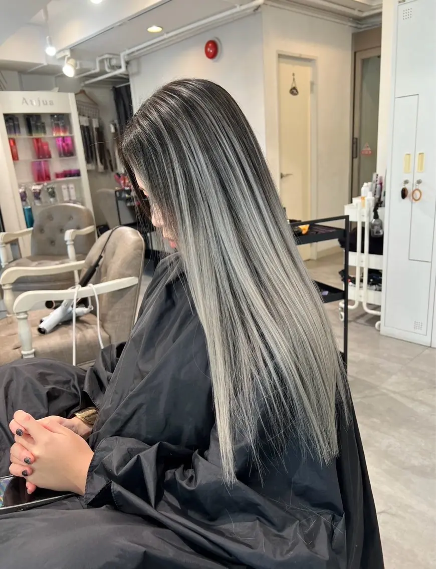ロング カラー バレイヤージュ シルバー ホワイトシルバー レイヤーカット 指名数No.1 /NAOYAのヘアスタイル