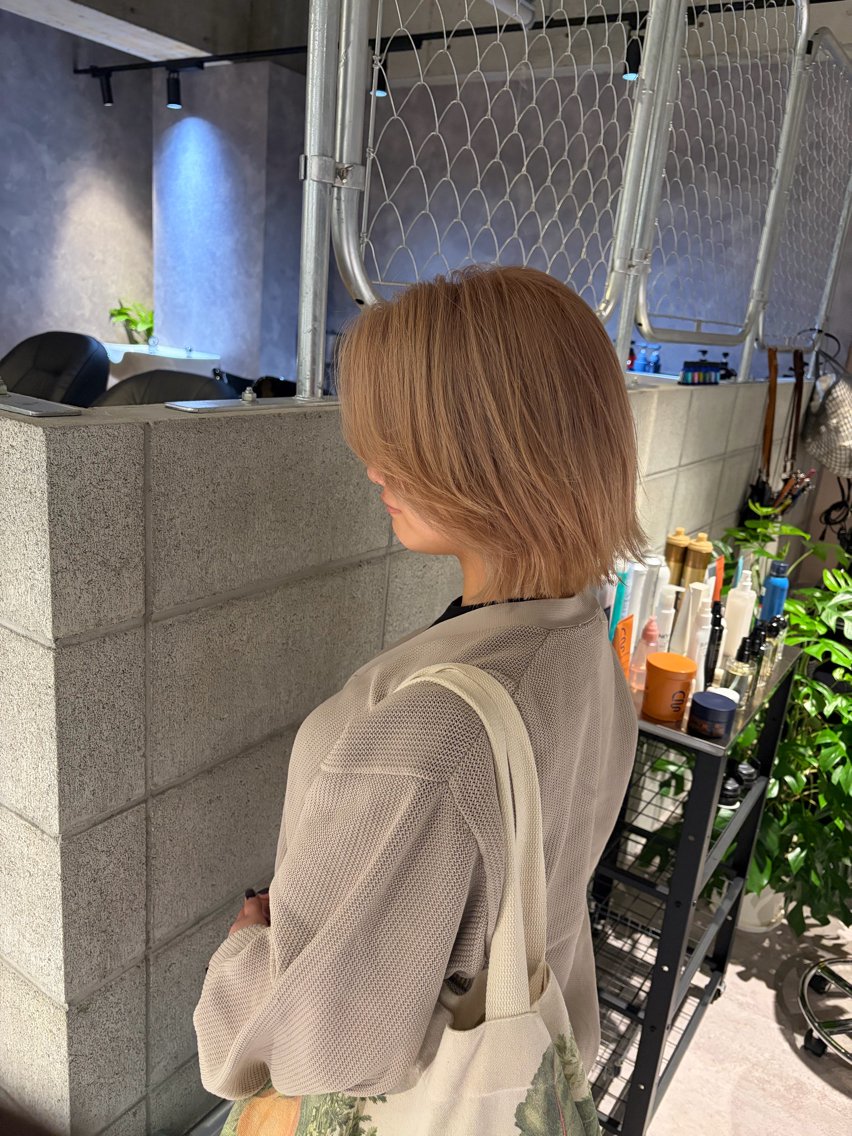 ショート カラー ベージュカラー ブリーチ ケアブリーチ ミルクティーベージュ 脱白髪染め白髪ぼかし TERA(寺崎)のヘアスタイル
