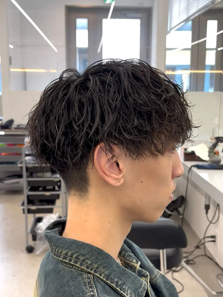 ショート パーマ メンズ メンズパーマ ツイストスパイラルパーマ 波巻きパーマ スパイラルパーマ カット パーマ なりたひろと / フェザーパーマのヘアスタイル