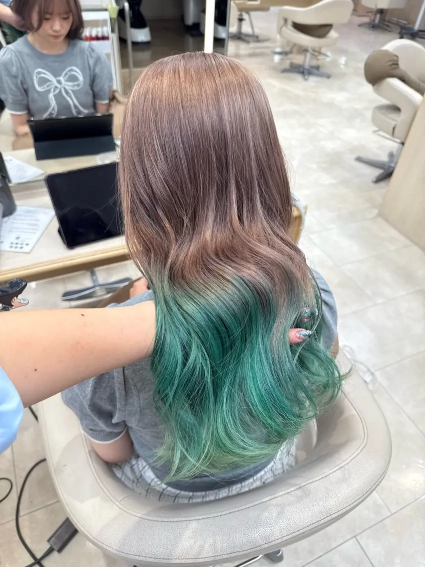 ロング ヘアカラー 岡田 和馬のヘアスタイル