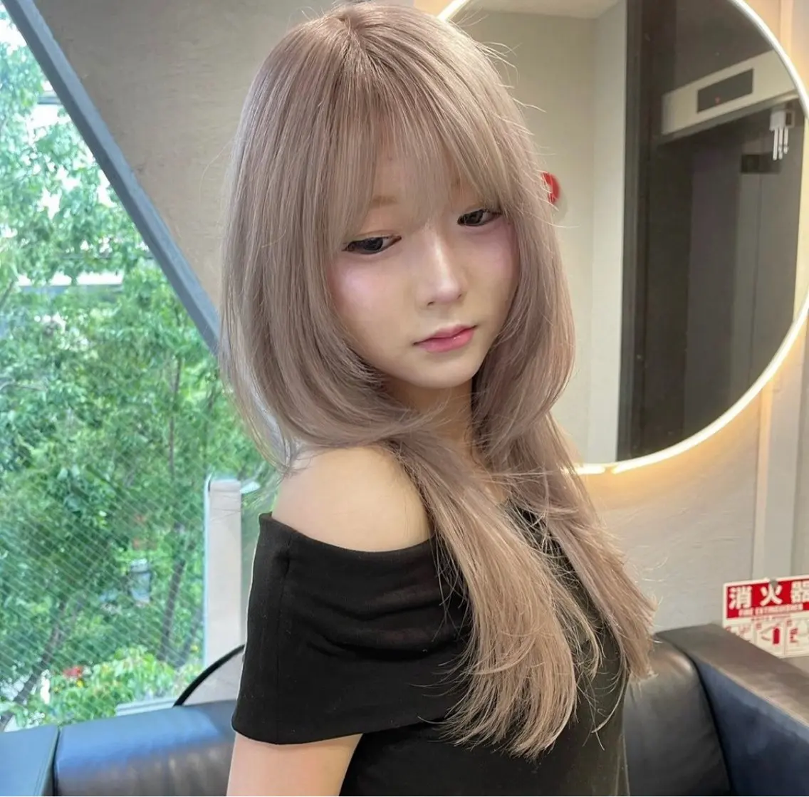 ロング 顔周りカット 小顔カット カット ヘアカラー トリートメント ハイトーン/髪質改善 /ブリーチ縮毛のヘアスタイル