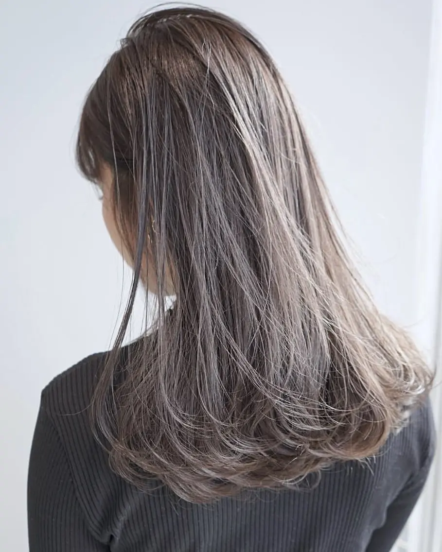 セミロング カラー アッシュ ベージュカラー ブリーチ 透明感カラー グレージュ Muミュー/ブリーチ ハイトーン Wカラーのヘアスタイル