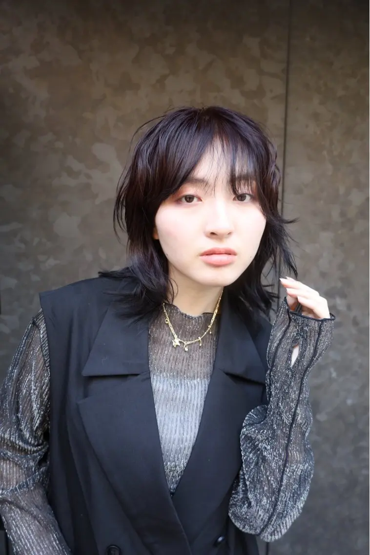 ミディアム パーマ ミディアムパーマ くびれヘア くびれレイヤー レイヤーカット ヒナ/酸性ストレート ・艶カラー🌿のヘアスタイル