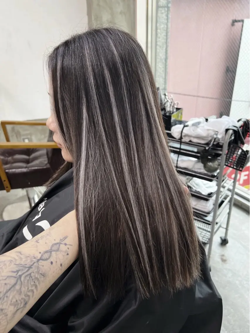 セミロング カラー ダークグレー ダークグレージュ グレージュ ハイライトカラー ハイライト ヘアカラー トリートメント 指名数No.1 /NAOYAのヘアスタイル