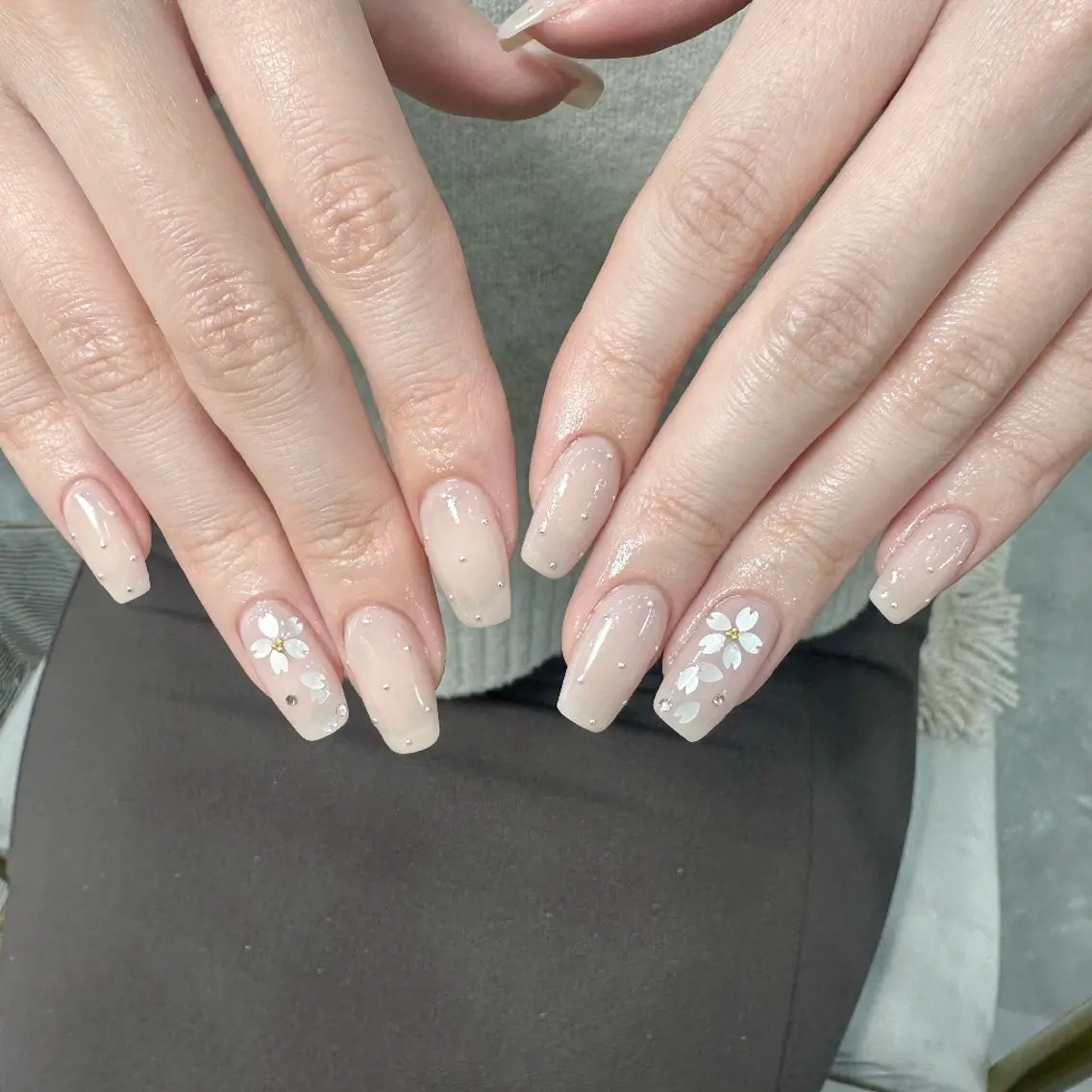 ネイル チークネイル 長さ出し フレンチネイル ジェルネイル キラキラネイル ハンドネイル UM Nail Salonのネイルデザイン