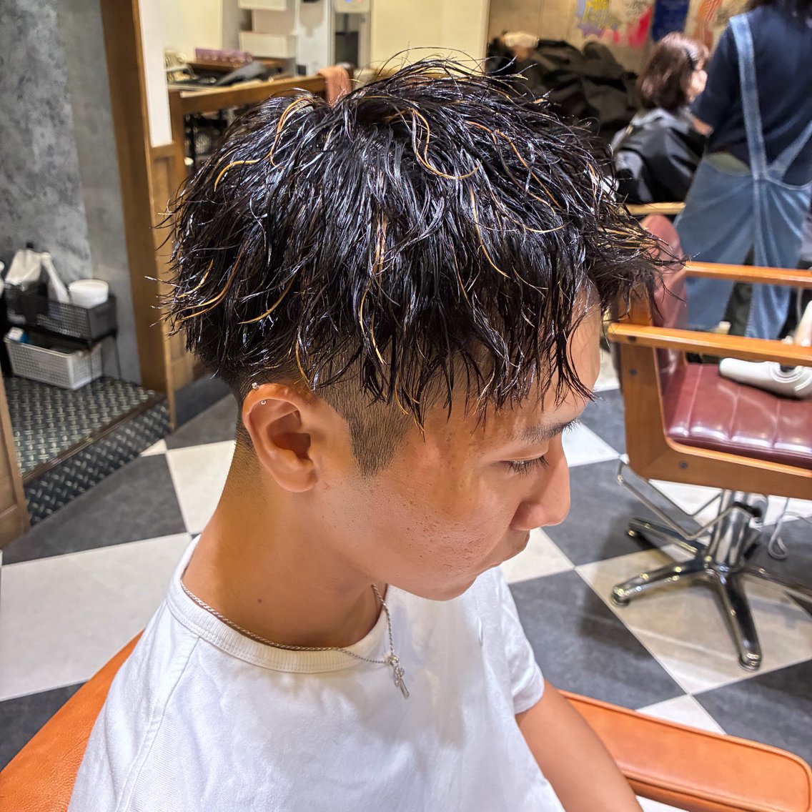 ショート カラー パーマ メンズ メンズハイライト メンズパーマ ツイストスパイラルパーマ ハイライトカラー ハイライト カット ヘアカラー パーマ ツイスパ/メンズ特化 🦋𝑺𝑶𝑵𝑬のヘアスタイル
