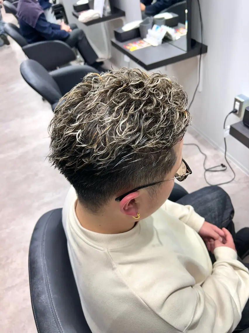 ショート カラー パーマ メンズ メンズハイライト メンズパーマ ハイライトカラー ハイライト 外国人風カラー職人 レオのヘアスタイル