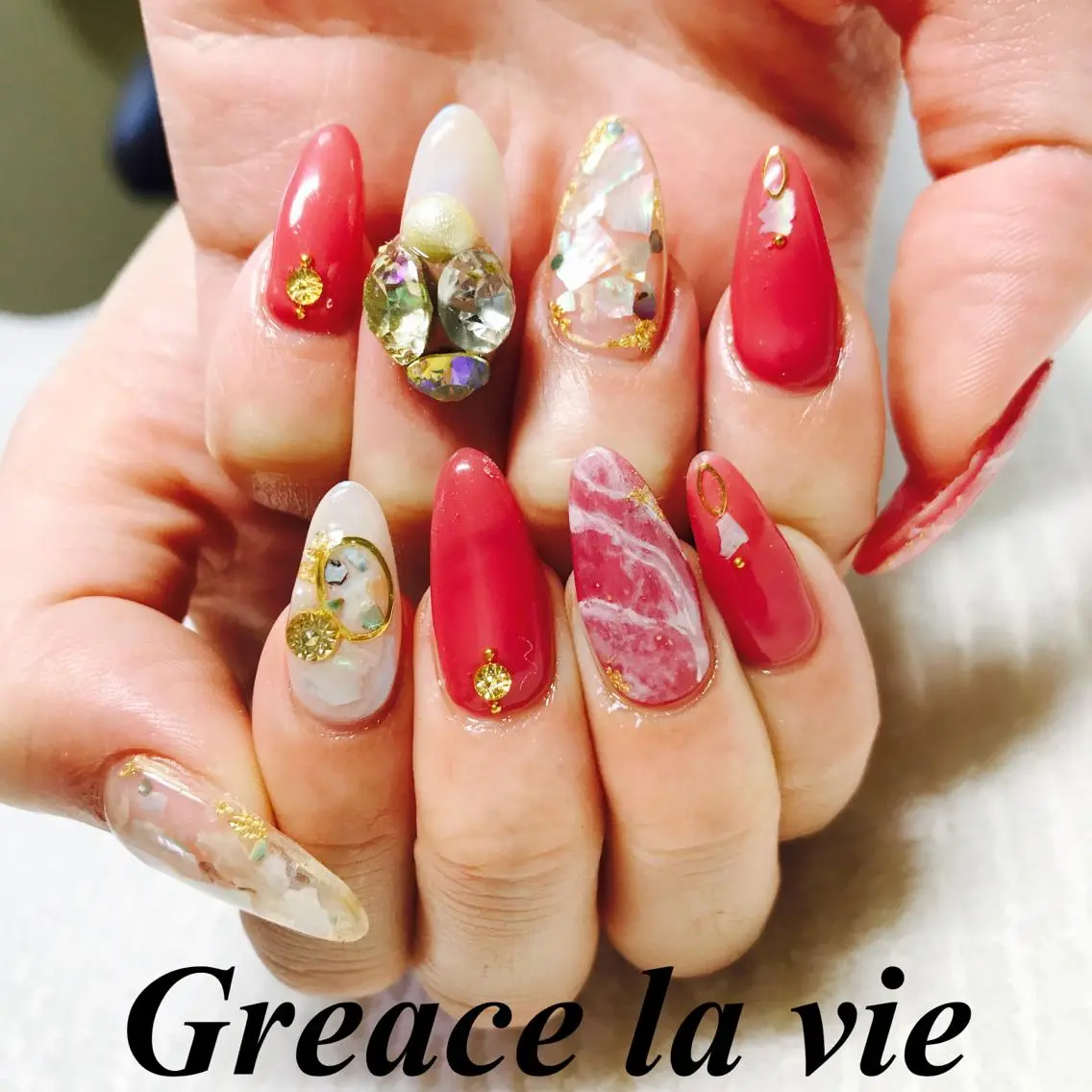ロング カラー パーマ キッズ ネイル マツエク・マツパ ゴージャス クリスマス アートネイル 長さ出し フットネイル Greace  la vieのネイルデザイン