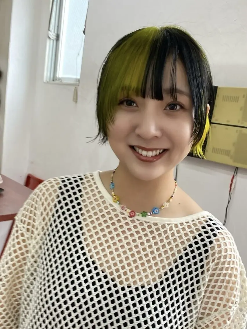 ショート ヘアカラー qiie リタッチ 黒染め　ワンカラーのヘアスタイル