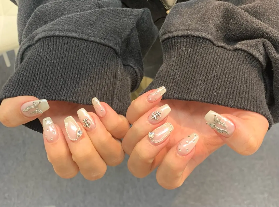 ネイル アートネイル オーロラネイル チークネイル 長さ出し フットネイル ハンドネイル Cloudy Chan 歌舞伎町のネイルデザイン