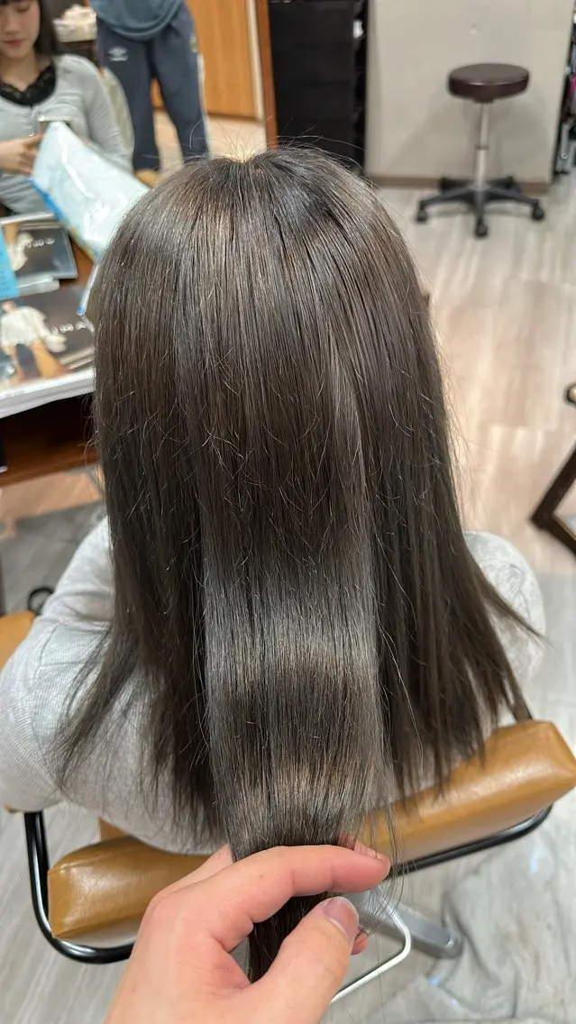 セミロング カラー 透明感カラー arika オケシ　リョウダイのヘアスタイル