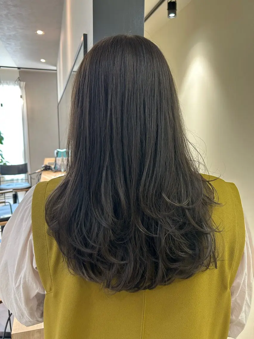 カラー アッシュ 透明感カラー ハイライトカラー オリーブアッシュ カット ヘアカラー トリートメント hubhair レイヤー/透明感のヘアスタイル