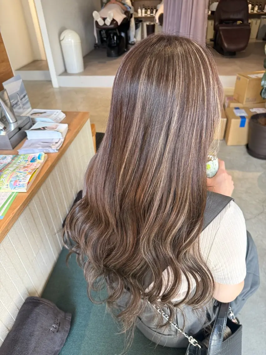 ロング ヘアカラー 井手上 陽菜のヘアスタイル