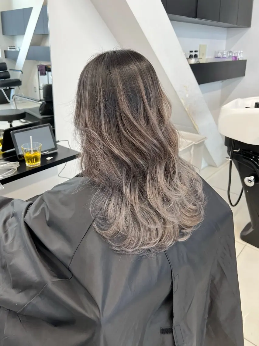 ロング カラー バレイヤージュ グレージュ レイヤーカット カット ヘアカラー トリートメント ブリーチカラー 安田海音のヘアスタイル