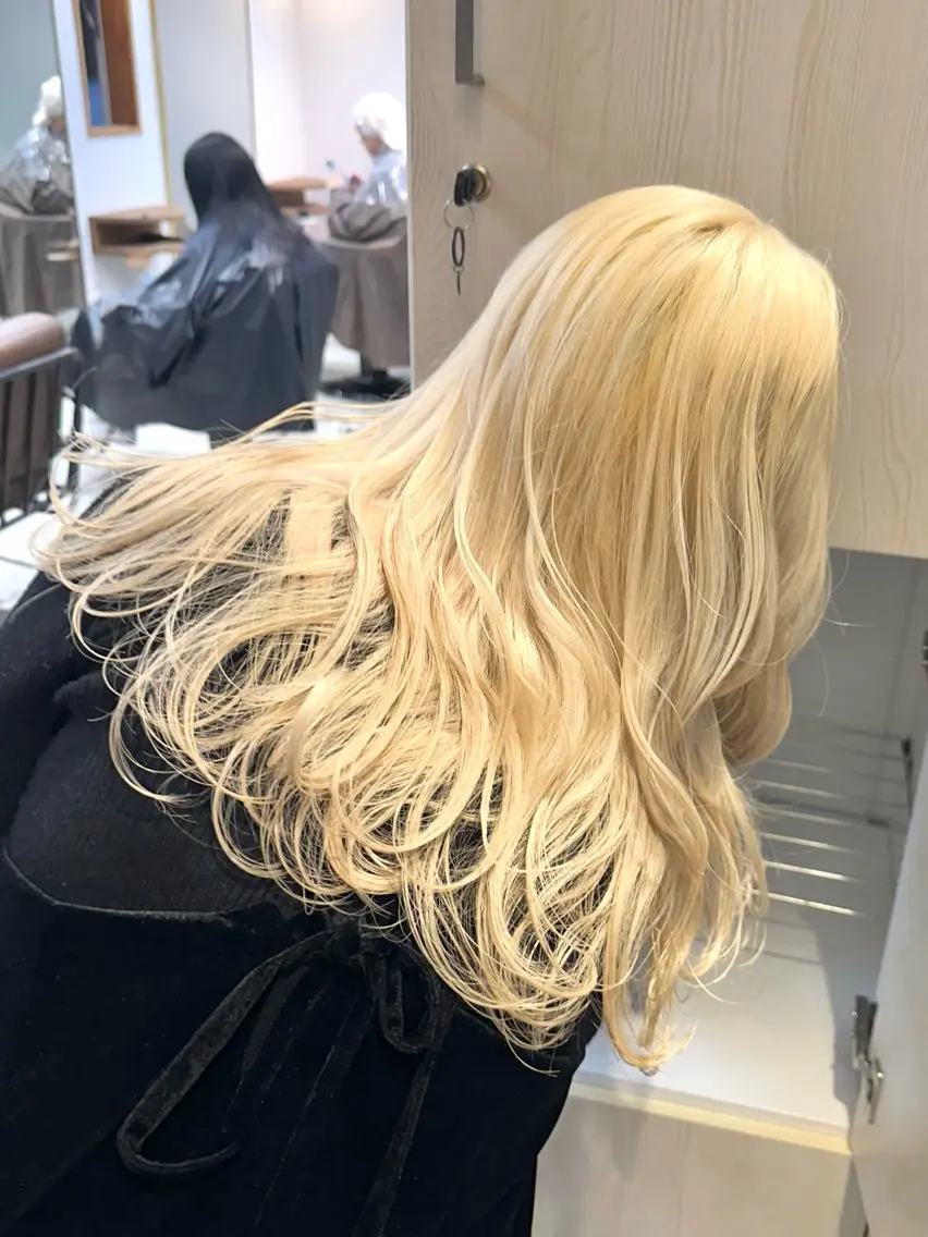 【ホワイト・ブロンド・ハイトーン・ペールカラー】２回ブリーチ＋カラーの写真