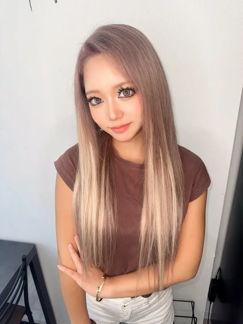 ロング カラー シールエクステ ベージュカラー ブリーチ グラデーションカラー ミルクティーベージュ ヘアカラー トリートメント エクステ 小笠原 菜緒のヘアスタイル