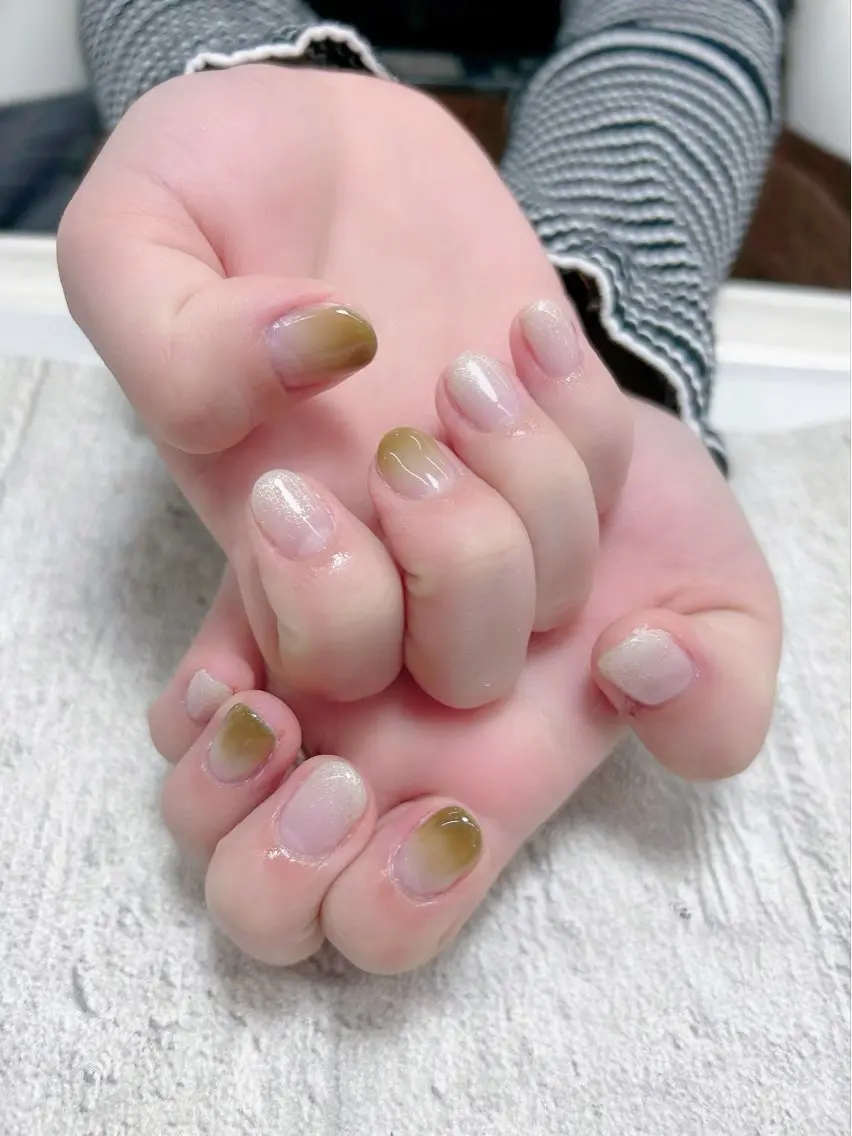 ネイル グラデーション グリーン ホワイト MAXKELLY MAIのネイルデザイン