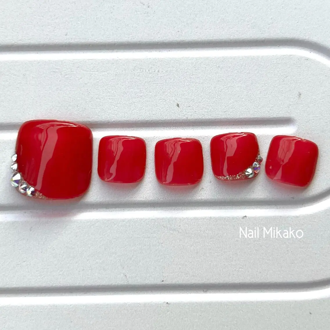 ネイル フットネイル 赤色 シンプルネイル ストーンネイル Nail Mikakoのネイルデザイン