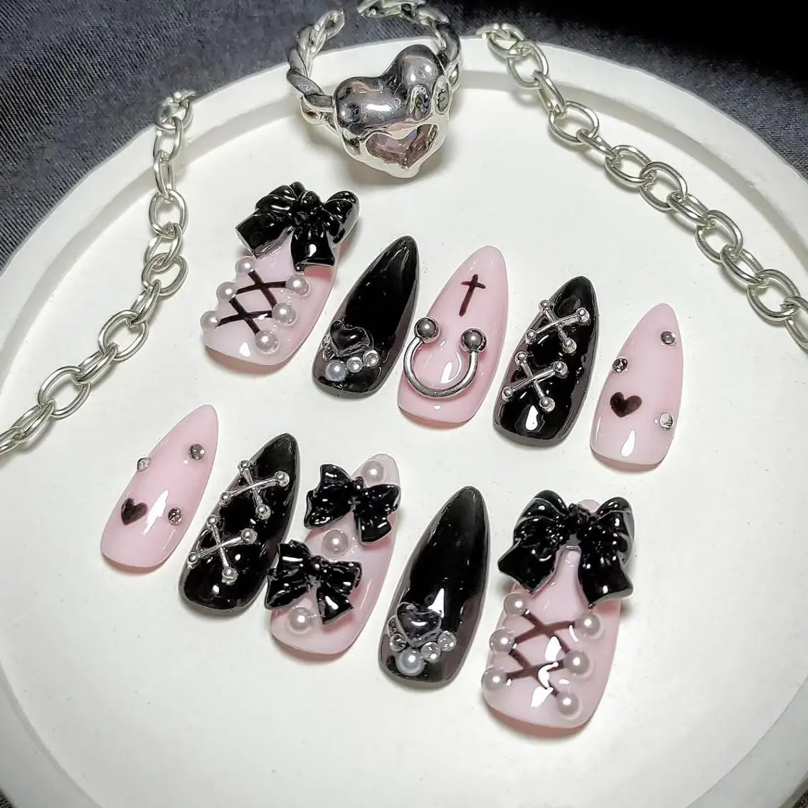 ネイル アートネイル ボルドー 長さ出し ハロウィン キラキラネイル ハンドネイル H-nail ロング/3D/Y2Kのネイルデザイン
