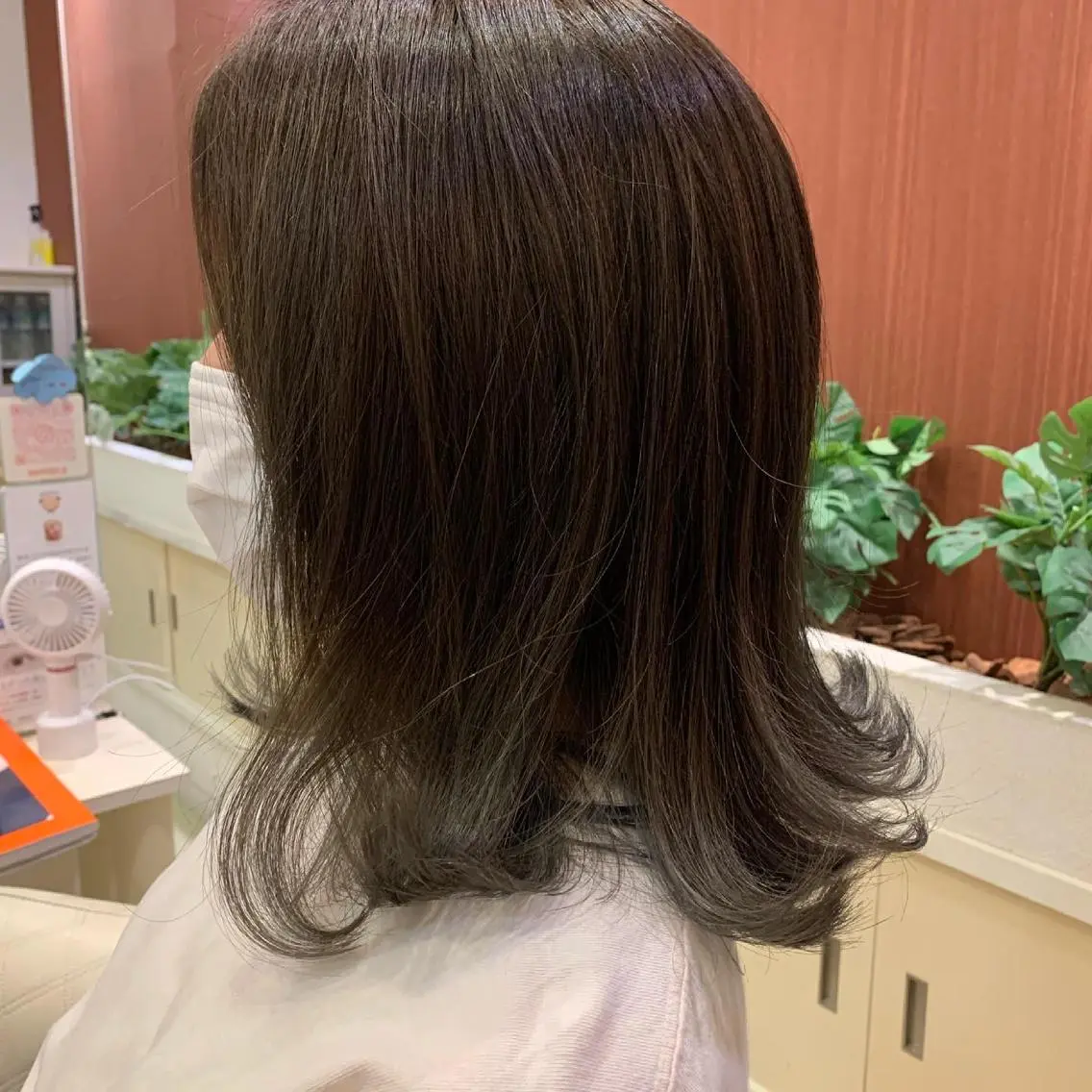 セミロング カラー アッシュ 外ハネヘア 大西 七海のヘアスタイル