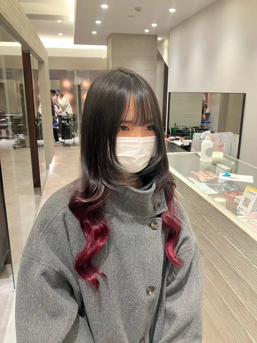 ロング カラー ブリーチ デザインカラー ピンクカラー カット ヘアカラー サキ🤍ハイトーン 🩰くびれ巻きヘアのヘアスタイル
