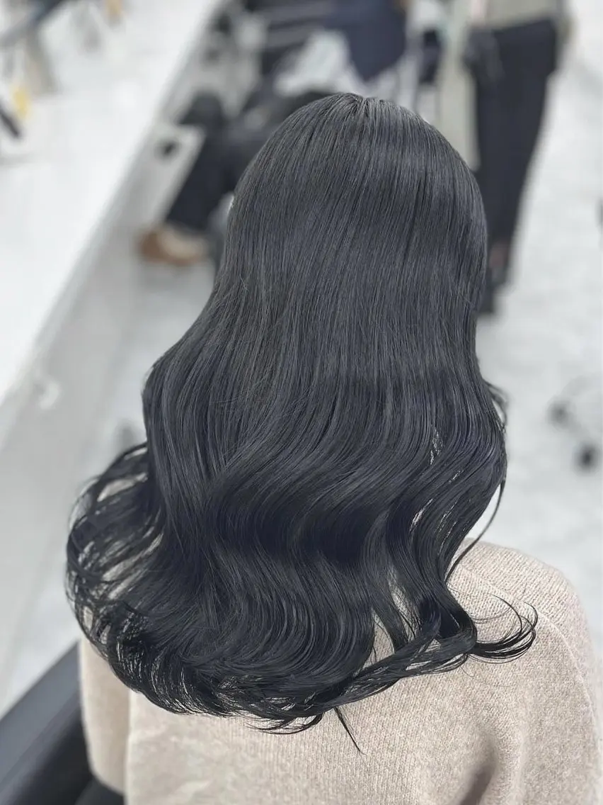 ロング カラー 黒髪 ブルーカラー ブルーブラック レッドカラー くびれヘア ヘアカラー トリートメント ヘアセット 髪質改善Ⅰ透明感 艶カラーⅠたつやのヘアスタイル