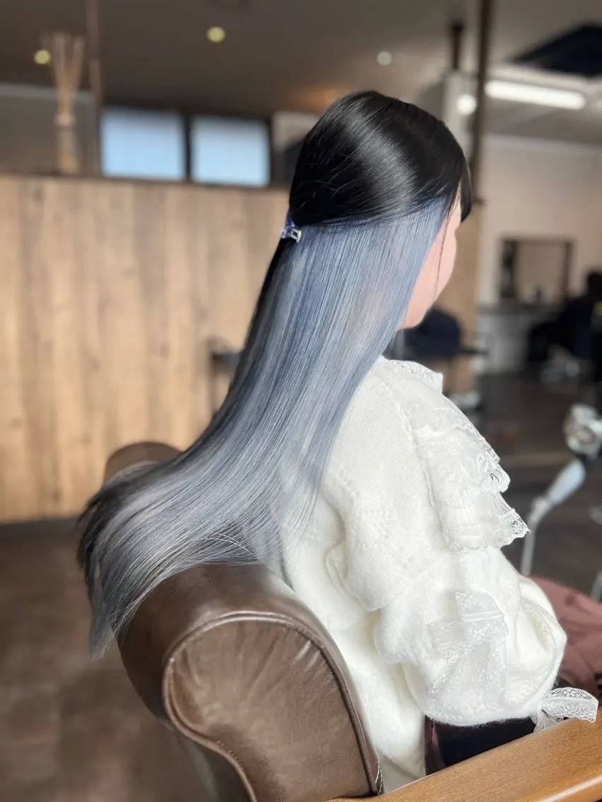 ロング カラー ブリーチ インナーカラー LE Nのヘアスタイル