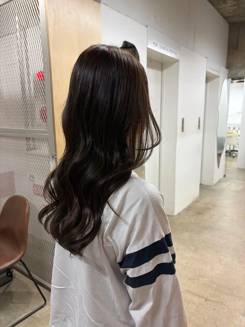ロング カラー ヘアカラー 新屋 有希乃のヘアスタイル