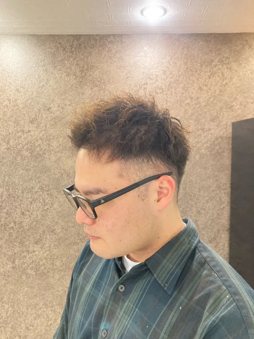 ショート パーマ メンズ フェードカット メンズパーマ メンズツイストパーマ ツイストパーマ トミモト アユムのヘアスタイル