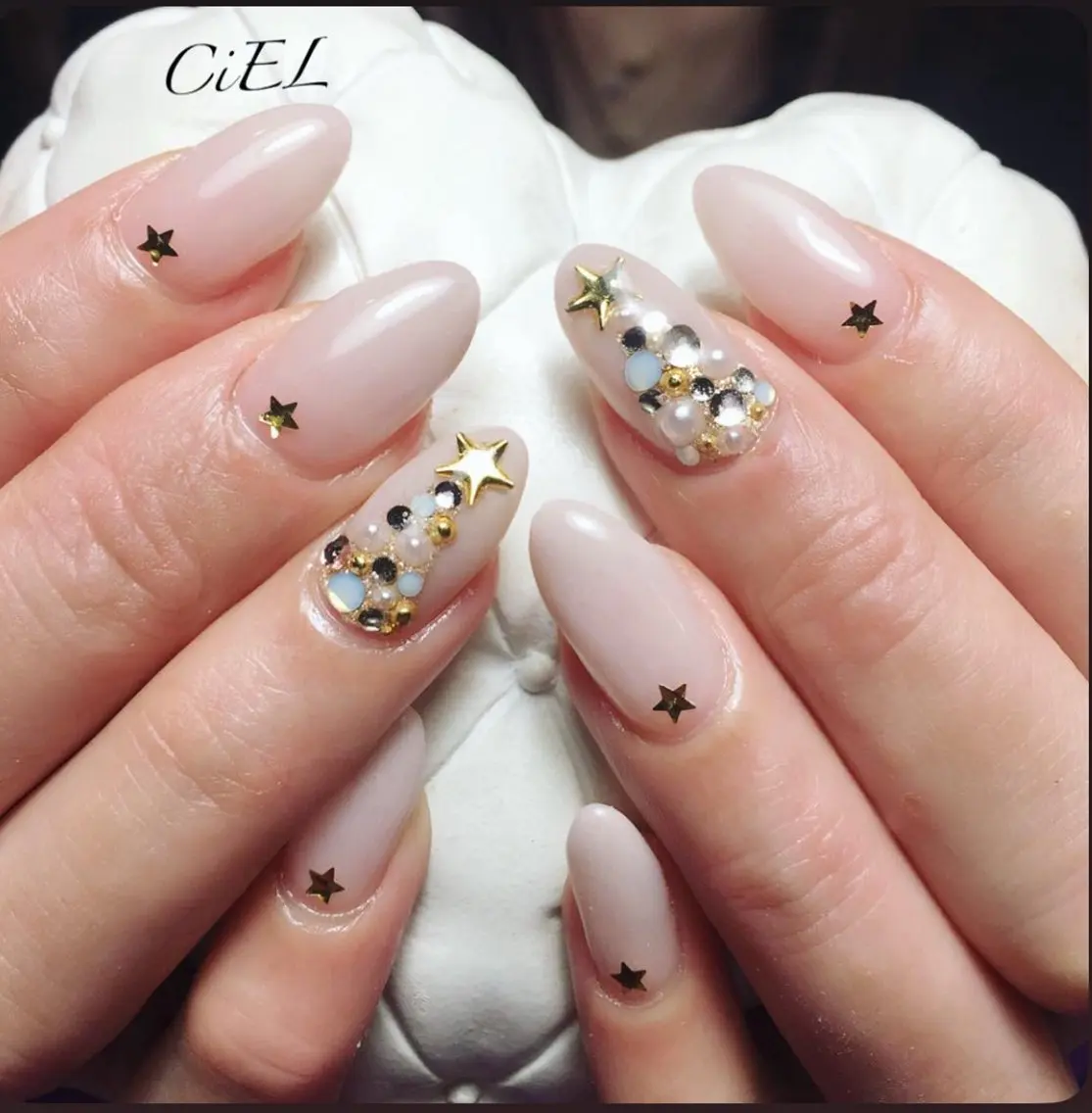 ネイル アートネイル ホログラムネイル ロングネイル 冬ネイル クリスマス ハンドネイル CiEL Maikoのネイルデザイン