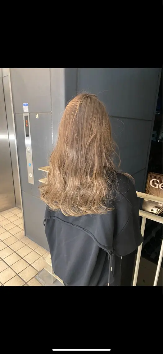 ロング カラー ベージュカラー ブリーチ ハイトーンカラー ミルクティーベージュ ヘアカラー 透明感カラー ボブ ミディアム 齊木勇人のヘアスタイル
